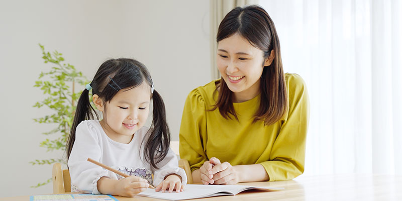  The image of a mother helping her daughter study illustrates PSLE revision.